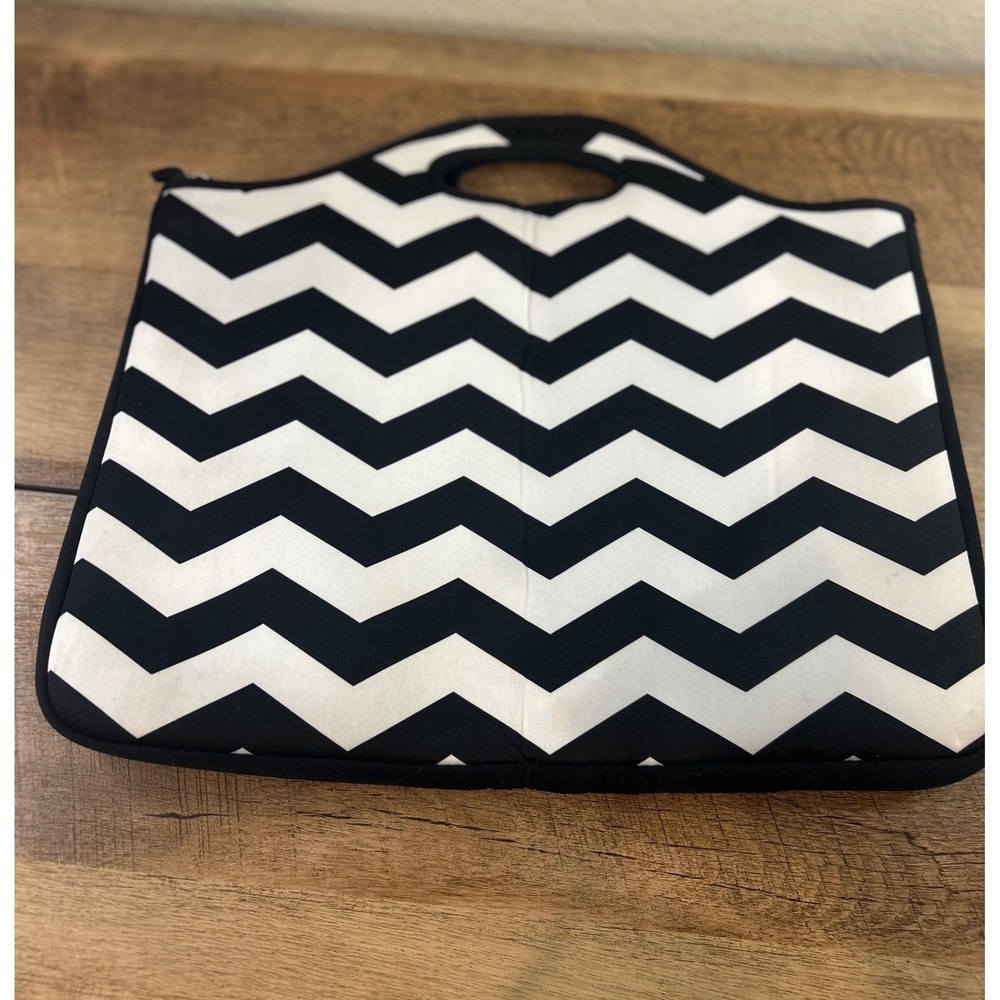 Macbeth Collection Black White Chevron Laptop Sleeve Case MB-XL5CB Carry Handle - Picture 3 of 5